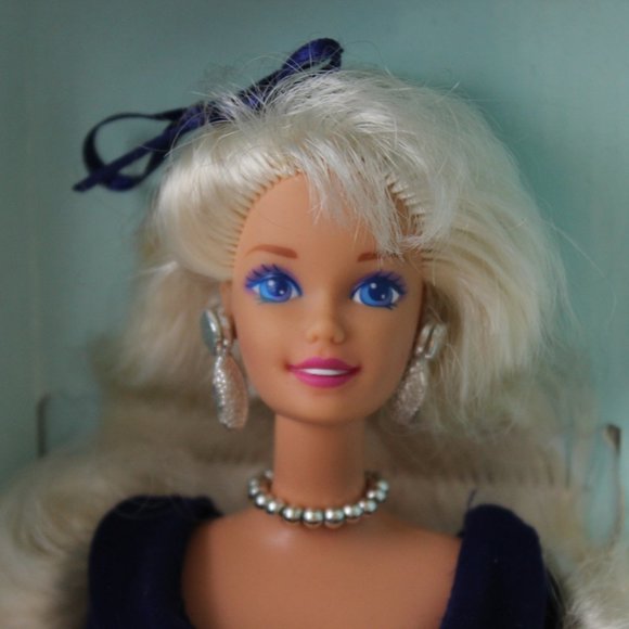 NWB 1995 An Avon Exclusive Winter Velvet Barbie - Picture 4 of 11